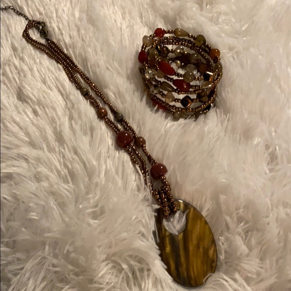 Beautiful natural Shell necklace and bracelet.